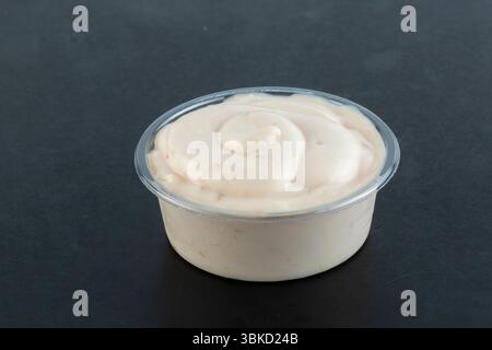 Sauce à l'ail isolée sur fond noir. Banque D'Images