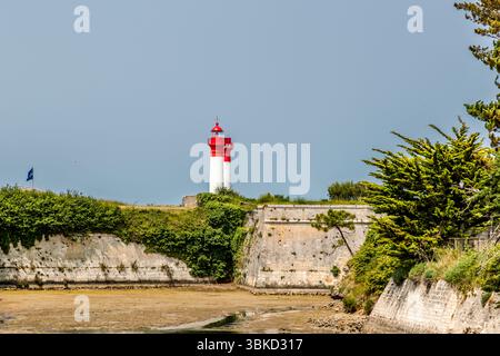 Fortifications sur l'île d'Aix avec les deux phares de l'île. Les phares étaient utilisés pour guider les navires en toute sécurité dans les eaux peu profondes et parfois dangereuses autour de l'île. Comme l'accès à l'arsenal naval de Rochefort devait être bien protégé et contrôlé, plusieurs points lumineux stratégiques ont été mis en place. Fort de la Rade, Île-d'Aix, Nouvelle-Aquitaine, France Banque D'Images