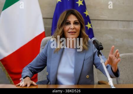Roma, Italie. 20 juin 2025. Conferenza stampa della Ministra del Turismo Daniela Santanchè sull'Evoluzione della Banca Dati statistica per le strutture ricettive BDSR Roma -Italia -Venerdì 20 Giugno 2025 - Politica - (foto di Cecilia Fabiano/LaPresse) Conférence de presse du ministère du Tourisme Daniela Santanchè pour présenter la nouvelle base de données du lieu touristique Rome- Italie - vendredi 20 juin 2025 - politique - (photo de Cecilia Fabiano/LaPresse de presse) : Alamano Live News Banque D'Images