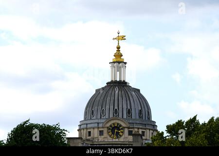 Tour d'horloge élégante sous un ciel bleu avec des accents de nuage. Greenwich, Londres, Angleterre Banque D'Images