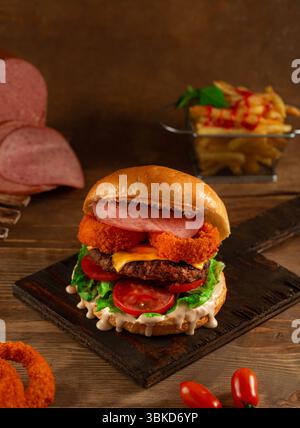 Hamburger classique avec sauce ranch salami rondelles d'oignon et grande patty de bœuf. Banque D'Images
