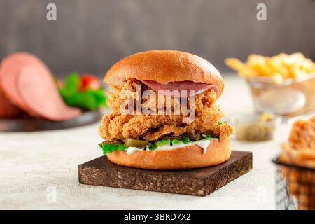 Hamburger de poulet croustillant avec fond clair salami. Banque D'Images