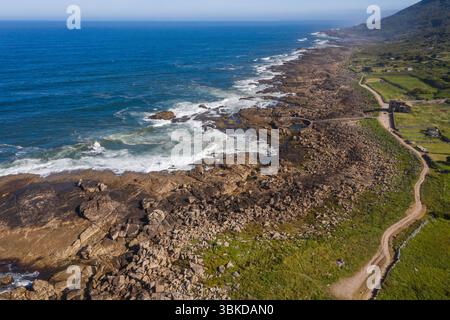 Vue aérienne du chemin du pays portugais de Camino menant le long de la côte rocheuse lavée par les vagues de l'océan Atlantique au Portugal . Tourné pendant — populaire pi Banque D'Images