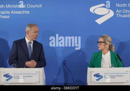 Le Taoiseach Micheal Martin et la première ministre d'Irlande du Nord Michelle O'Neill s'adressent aux membres des médias lors d'une réunion du Conseil ministériel Nord-Sud (NSMC) au Secrétariat conjoint à Armagh. Date de la photo : vendredi 20 juin 2025. Banque D'Images