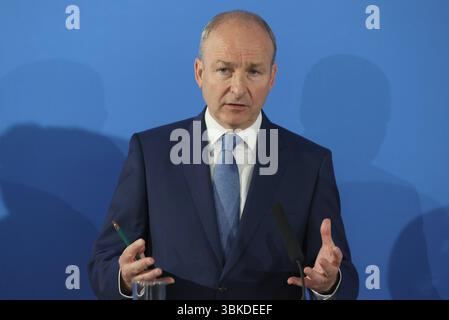 Le Taoiseach Micheal Martin s'adressant aux membres des médias lors d'une réunion du Conseil ministériel Nord-Sud (NSMC) au Secrétariat conjoint à Armagh. Date de la photo : vendredi 20 juin 2025. Banque D'Images