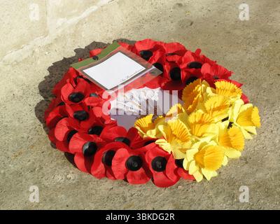 Couronne de coquelicot du jour du souvenir déposée au mémorial de guerre du cénotaphe à Whitehall Londres Angleterre Royaume-Uni le dimanche jour de l'Armistice, photo stock des vétérans de la guerre de combat Banque D'Images