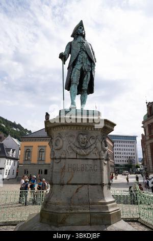 Bergen, Norvège - 15 août 2022 : statue en bronze de Ludvig Holberg à Bergen, Norvège, écrivain et philosophe des lumières, debout dans un s. Banque D'Images