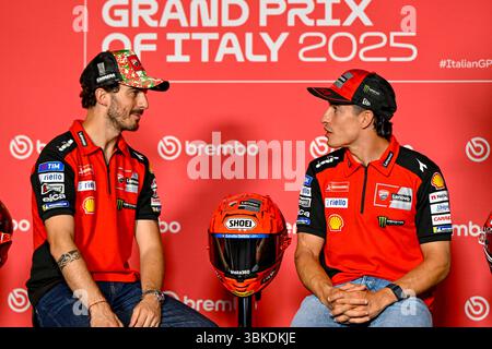Mugello, Italie. 19 juin 2025. BAGNAIA Francesco (ita), Ducati Lenovo Team, Ducati Desmosedici GP25, portrait avec MARQUEZ Marc (spa), Ducati Lenovo Team, Ducati Desmosedici GP25, conférence de presse lors du Grand Premio d'Italia Brembo 2025, GP italien, sur le circuit du Mugello, du 20 au 22 juin, en Italie - photo Studio Milagro/DPPI crédit : DPPI Media/Alamy Live News Banque D'Images