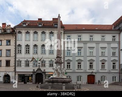 LJUBLJANA, SLOVÉNIE - 18 MAI 2025 : un grand plan classique capture l'emblématique fontaine Robba (fontaine des trois rivières carniolaises) centrée en évidence i. Banque D'Images