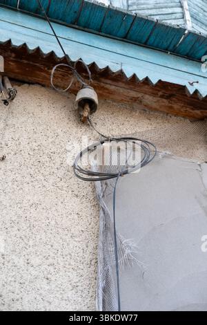 Fils électriques pour bâtiments résidentiels. Le fil de ligne est connecté au bâtiment, gros plan. Banque D'Images