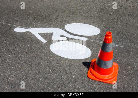 Fraîchement peint symbole cycliste reconnu internationalement sur la surface de la route - centre de Tours, Indre-et-Loire (37), France. Banque D'Images