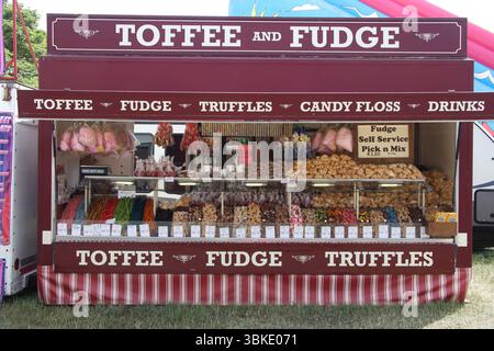 La foire Newcastle Hoppings Fun ouvre ses portes, qui est la plus grande foire itinérante d'Europe. Le Hoppings a lieu sur le Town Moor à Newcastle chaque année en juin. Newcastle upon Tyne, Royaume-Uni. 20 juin 2025, crédit : DEW/Alamy Live News Banque D'Images