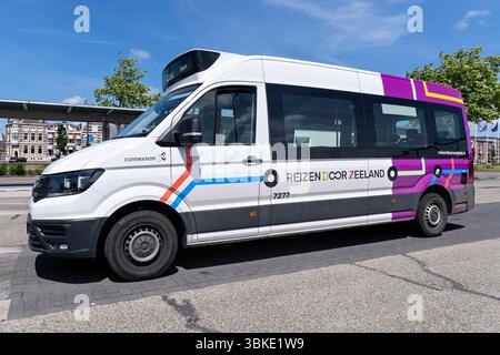Connexxion Reizen porte Zeeland Volkswagen Crafter bus à la gare de Middelburg Banque D'Images
