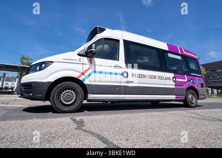 Connexxion Reizen porte Zeeland Volkswagen Crafter bus à la gare de Middelburg Banque D'Images