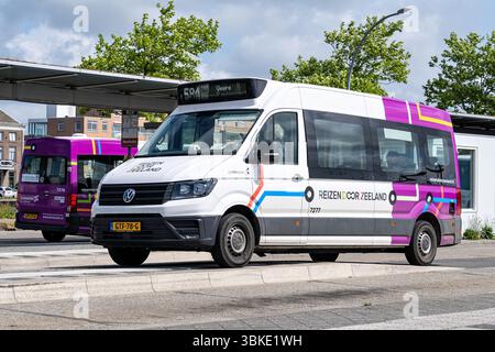 Connexxion Reizen porte Zeeland Volkswagen Crafter bus à la gare de Middelburg Banque D'Images