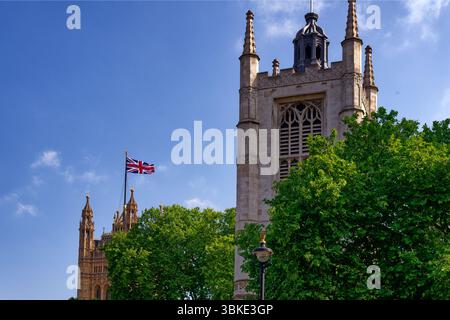 Drapeau britannique, union jack, survolant les tours du Parlement avecWestminster Abbey, Londres, Angleterre Banque D'Images
