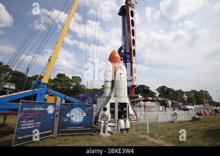 La foire Newcastle Hoppings Fun ouvre ses portes, qui est la plus grande foire itinérante d'Europe. Le Hoppings a lieu sur le Town Moor à Newcastle chaque année en juin. Newcastle upon Tyne, Royaume-Uni. 20 juin 2025, crédit : DEW/Alamy Live News Banque D'Images