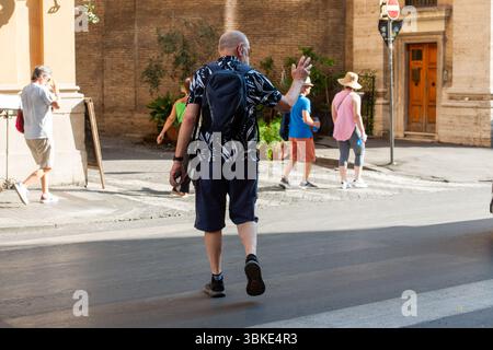 Roma, Italie. 20 juin 2025. Turista investito su via del Tritone, Venerdì 20 Giugno 2025 (foto Valentina Stefanelli/LaPresse) succès touristique sur via del Tritone, vendredi 20 juin 2025 (photo Valentina Stefanelli/LaPresse) crédit : LaPresse/Alamy Live News Banque D'Images