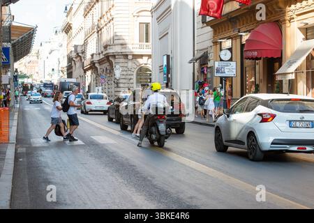 Roma, Italie. 20 juin 2025. Turista investito su via del Tritone, Venerdì 20 Giugno 2025 (foto Valentina Stefanelli/LaPresse) succès touristique sur via del Tritone, vendredi 20 juin 2025 (photo Valentina Stefanelli/LaPresse) crédit : LaPresse/Alamy Live News Banque D'Images
