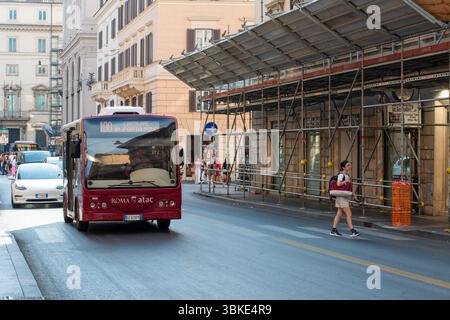 Roma, Italie. 20 juin 2025. Turista investito su via del Tritone, Venerdì 20 Giugno 2025 (foto Valentina Stefanelli/LaPresse) succès touristique sur via del Tritone, vendredi 20 juin 2025 (photo Valentina Stefanelli/LaPresse) crédit : LaPresse/Alamy Live News Banque D'Images