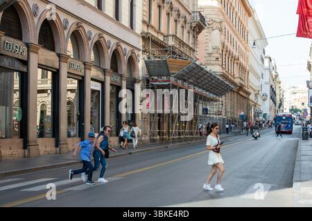 Roma, Italie. 20 juin 2025. Turista investito su via del Tritone, Venerdì 20 Giugno 2025 (foto Valentina Stefanelli/LaPresse) succès touristique sur via del Tritone, vendredi 20 juin 2025 (photo Valentina Stefanelli/LaPresse) crédit : LaPresse/Alamy Live News Banque D'Images