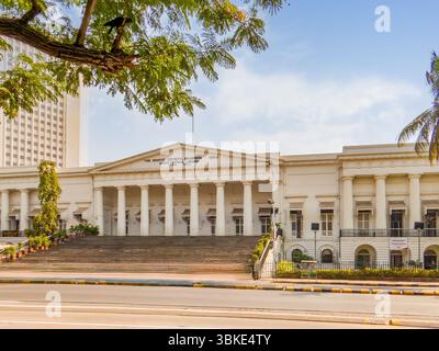 L'Asiatic Society State Central Library Town Hall, devant, entrée, marches, colonnes, sur Sahid bhagat sinh route fort kalaghoda MUMBAI MAHARASHTRA INDE Banque D'Images