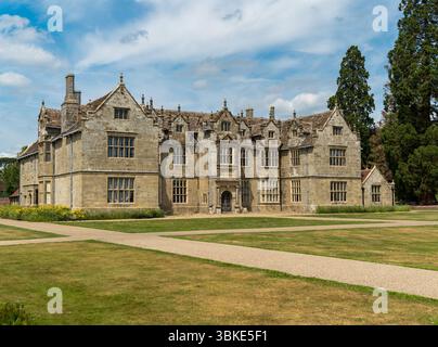 RHS Wakehurst place House, West Sussex, Angleterre, Royaume-Uni par une journée ensoleillée avec un ciel bleu en juin. Banque D'Images