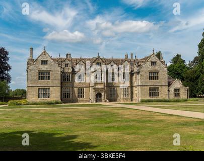RHS Wakehurst place House, West Sussex, Angleterre, Royaume-Uni par une journée ensoleillée avec un ciel bleu en juin. Banque D'Images