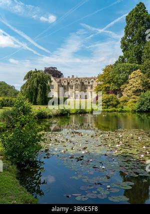 RHS Wakehurst place House, West Sussex, Angleterre, Royaume-Uni par une journée ensoleillée avec un ciel bleu en juin. Banque D'Images