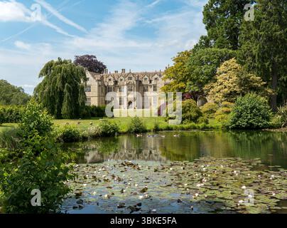RHS Wakehurst place House, West Sussex, Angleterre, Royaume-Uni par une journée ensoleillée avec un ciel bleu en juin. Banque D'Images