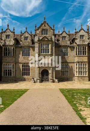 RHS Wakehurst place House, West Sussex, Angleterre, Royaume-Uni par une journée ensoleillée avec un ciel bleu en juin. Banque D'Images