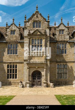RHS Wakehurst place House, West Sussex, Angleterre, Royaume-Uni par une journée ensoleillée avec un ciel bleu en juin. Banque D'Images