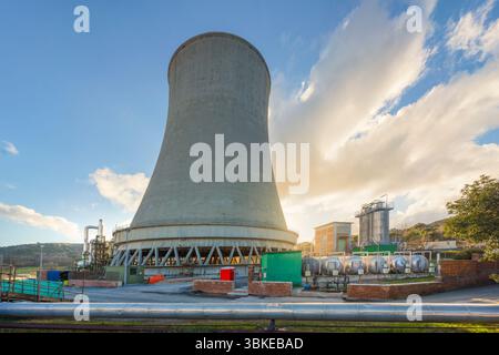 Tours de refroidissement et pipelines dans la centrale géothermique au coucher du soleil. Larderello, région Toscane, Italie. L'énergie géothermique est une forme d'alternative et de sus Banque D'Images