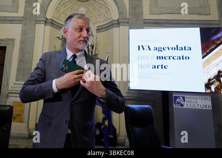 Roma, Italie. 20 juin 2025. Conferenza stampa del Ministro della Cultura Alessandro Giuli per presentare il taglio dell'IVA sul mercato dell'Arte -Italia -Venerdì 20 Giugno 2025 - Politica - (foto di Cecilia Fabiano/LaPresse) Conférence de presse du ministère de la culture Alessandro Giuli pour présenter la réduction de la TVA Rome- Italie - vendredi 20 juin 2025 - politique - (photo de Cecilia Fabiano/LaPresse/LaPresse Live News) : Alessandro Alamy Banque D'Images