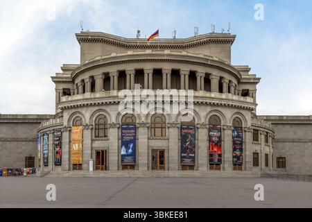 Conçu par Alexandre Tamanian, le grand théâtre de l'Opéra est un chef-d'œuvre de l'architecture soviétique et le cœur culturel d'Erevan. Banque D'Images