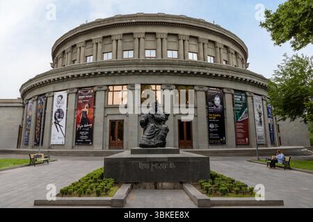 Conçu par Alexandre Tamanian, le grand théâtre de l'Opéra est un chef-d'œuvre de l'architecture soviétique et le cœur culturel d'Erevan. Banque D'Images