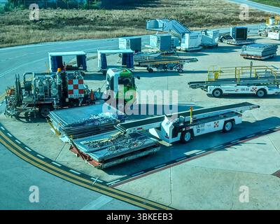 Cancun, Quintana Roo, Mexique – le 26 novembre 2024 : le matériel de soutien au sol et les conteneurs de fret sont prêts sur le tarmac de l’aéroport international de Cancun Banque D'Images