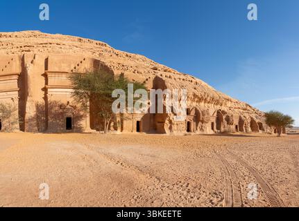 Jabal AlBanat, une montagne de grès avec les ruines antiques des tombeaux de Qasr Al-Bint à Hegra, Allula, merveilles archéologiques en Arabie Saoudite Banque D'Images