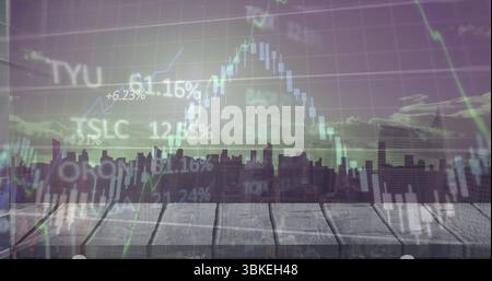 Présentation de la terrasse sur le toit et de la silhouette de la ville au crépuscule, avec superposition financière translucide Banque D'Images