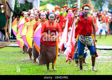 Reog Nirboyo Tri Mukti Gunungkidul Yogyakarta se produisant à l'ouverture du Festival indonésien des parapluies en solo en 2014 Banque D'Images