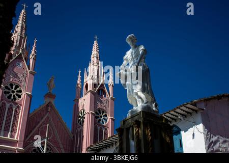 Jerico, Colombie - 16 janvier 2024. Monument à la mère et l'église rose de Jerico. Sanctuaire de Sainte mère Laura. Paroisse du coeur de Marie. H Banque D'Images