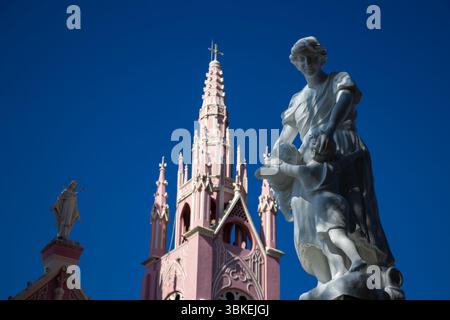 Jerico, Colombie - 16 janvier 2024. Monument à la mère et l'église rose de Jerico. Sanctuaire de Sainte mère Laura. Paroisse du coeur de Marie. H Banque D'Images