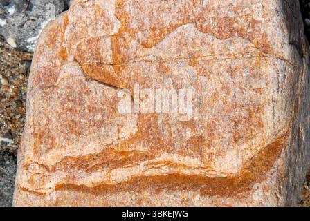 Gros plan d'une texture rocheuse de gneiss en rose Banque D'Images