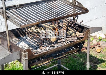 Commencer un barbecue au charbon de bois avec du bois et du Kindling. Allumer un feu pour un barbecue extérieur. Banque D'Images