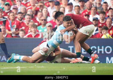 L'argentin Ignacio Mendy est affronté par Marcus Smith des Lions britanniques et irlandais lors du match de la Coupe Lions 1888 à l'Aviva Stadium de Dublin, en Irlande. Date de la photo : vendredi 20 juin 2025. Banque D'Images