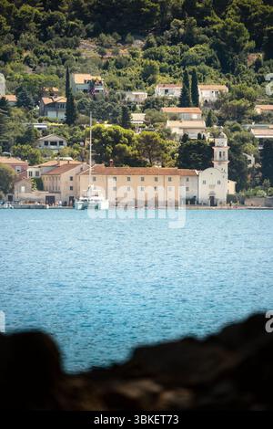 Cres, Croatie-25 juillet 2024 : beau monastère composé Paul, s'élevant à côté de la rive de la mer à la ville de Cres, Croatie dans le nord de la mer Adriatique Banque D'Images