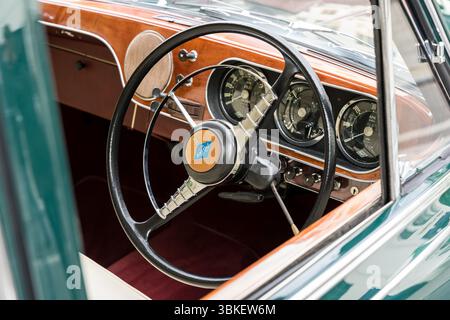 BERLIN – 10 MAI 2025 : intérieur de la voiture britannique classique Riley Pathfinder, 1955, exposé au Classic Days Berlin. Banque D'Images