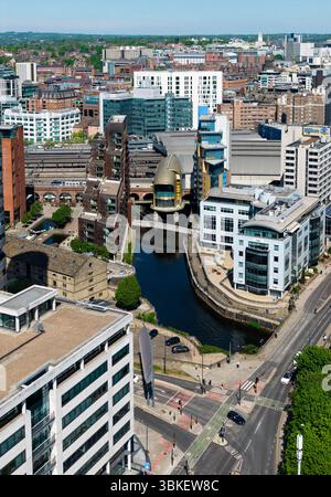 GRANARY WHARF, LEEDS, ROYAUME-UNI - 1ER MAI 2025. Vue verticale aérienne de l'entrée sud de la gare de Leeds et du canal de Leeds à Liverpool Banque D'Images