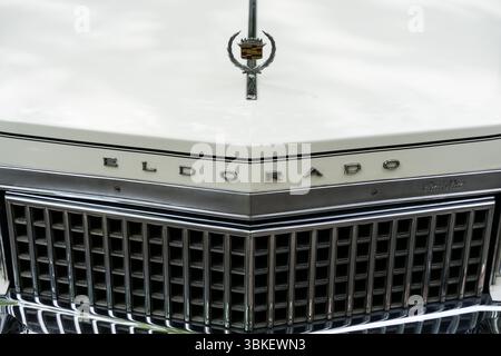 Gros plan de la calandre et de l'ornement de capot Cadillac Fleetwood Eldorado Cabriolet (1971) au Classic Days Berlin. Voiture de luxe américaine classique. Banque D'Images