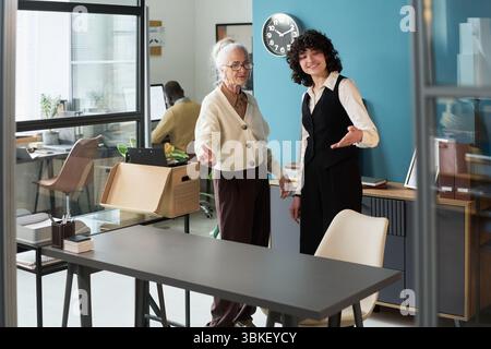 Femme caucasienne senior et jeune femme adulte discutant de la retraite Banque D'Images